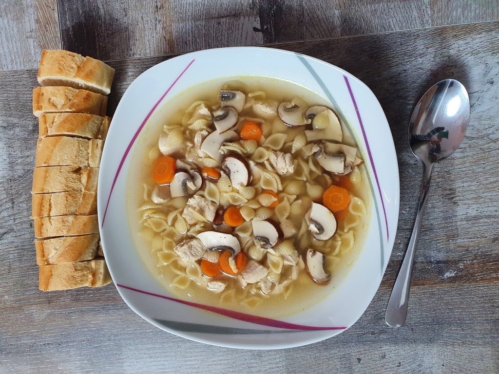Hühner-Nudel-Suppe mit Champignons – Jennys-Küche
